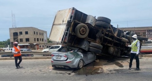Truck crashes saloon car on Accra-Kasoa road …causes heavy traffic