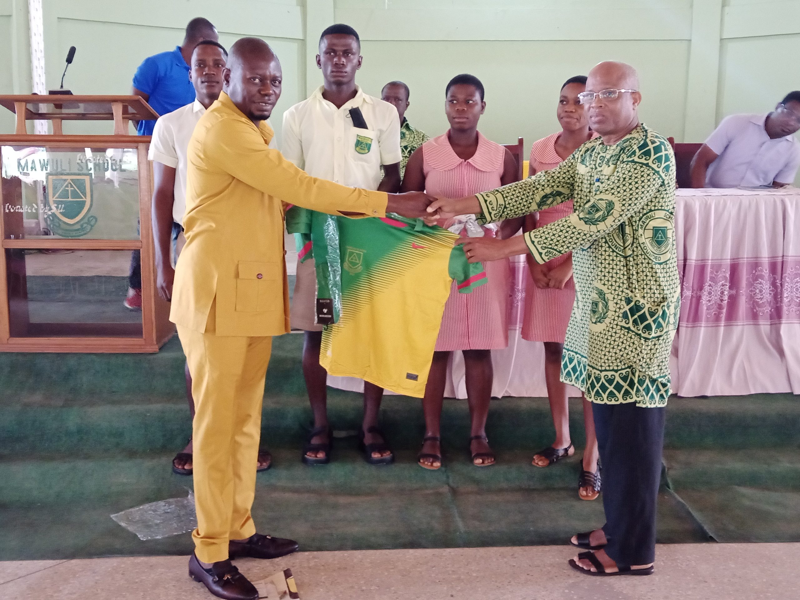 Old Student of Mawuli School donates Sports Kits to Alma-Mater