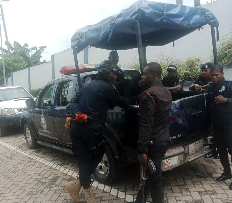 Police prevents assault on ECG staff