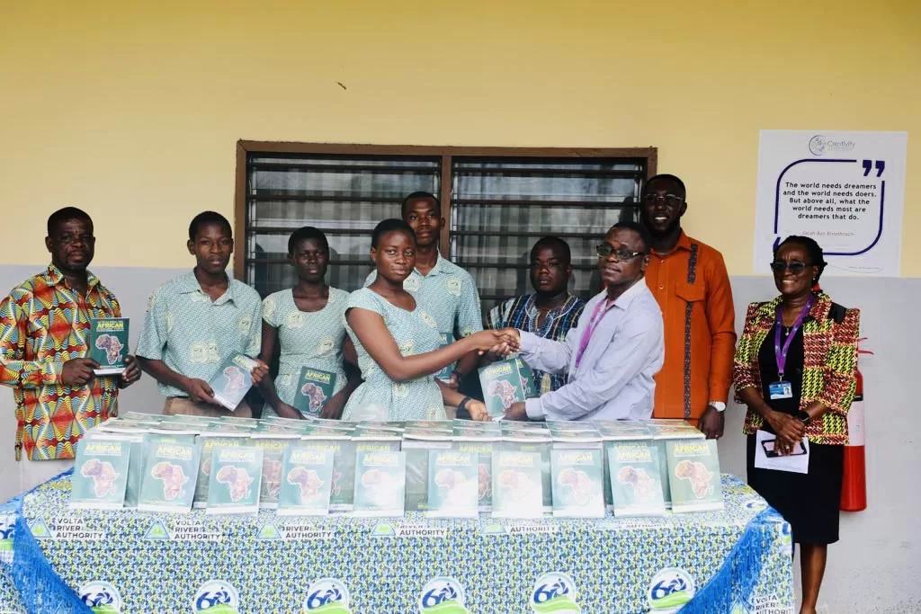 GITFiC, VRA distribute 1,000 books