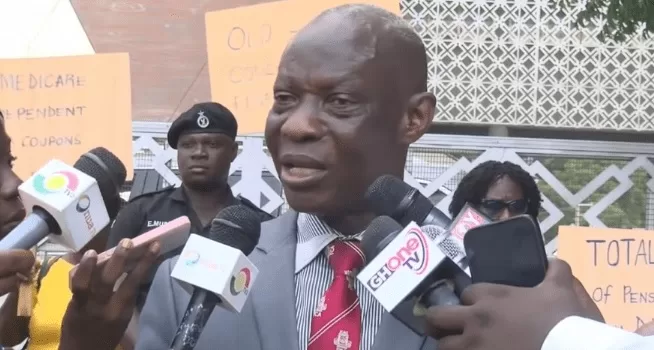 Members of Pensioner Bondholders resume picketing Finance Ministry over unpaid coupons