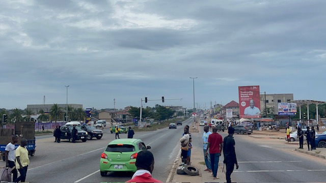 Residents of Anyaa Palace Town stage protest over non-functional traffic light
