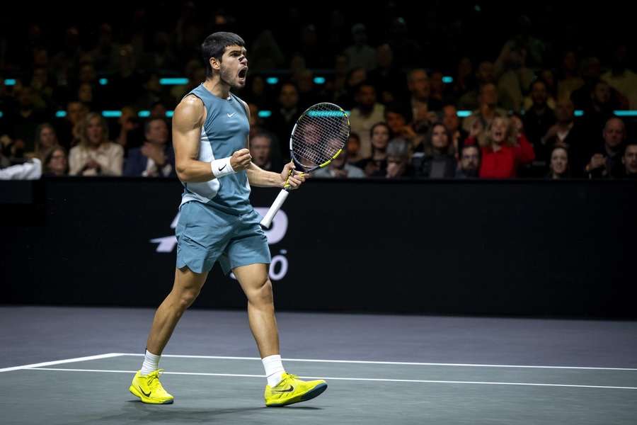 Carlos Alcaraz survives Hurkacz scare to reach Rotterdam Open final