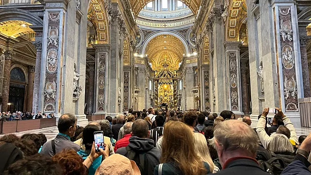 In silence and prayer, thousands say farewell to Pope Francis