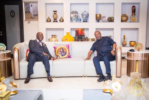 Asantehene pays courtesy call on President Mahama