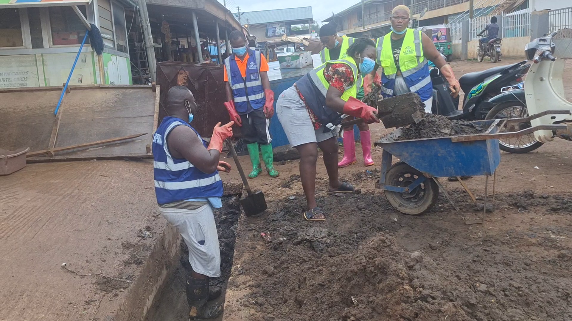 UE/R: M-CODE and Street Janitors clean market, sensitise traders on open defecation