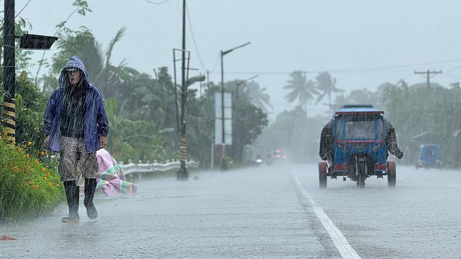 Super typhoon nears Philippines as thousands evacuate