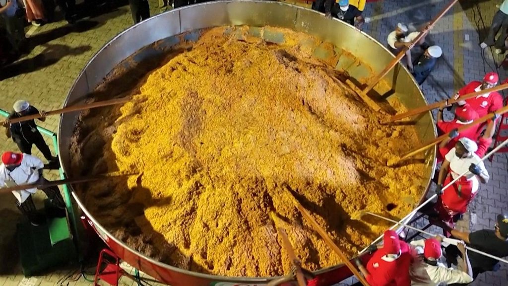 Pot breaks as Nigerian chef attempts to cook largest jollof rice dish
