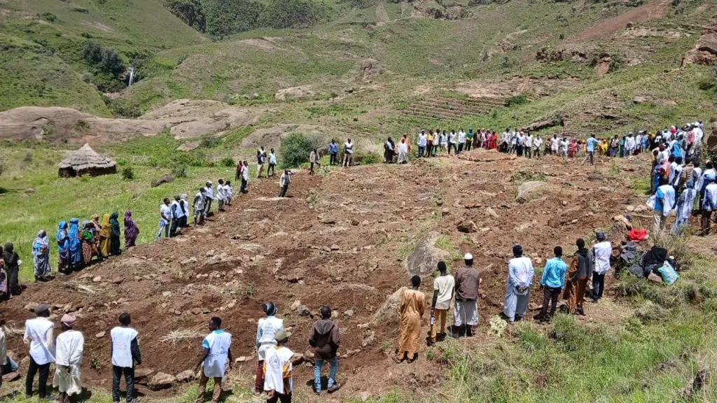 Sudanese villagers dig with hands to reach landslide victims, group says
