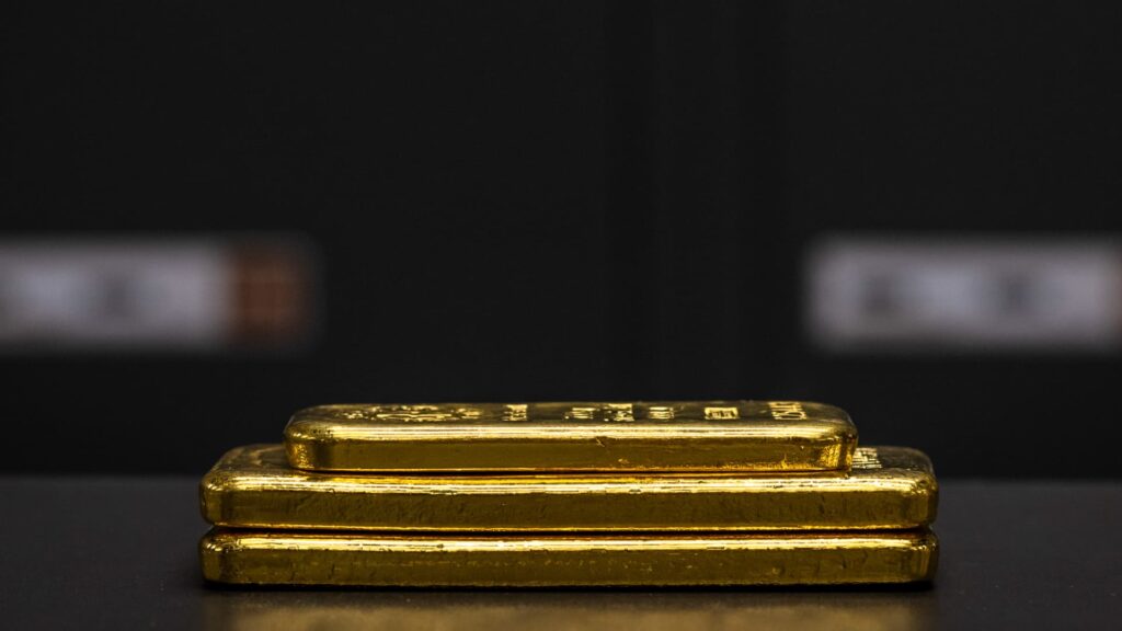 Gold hits record high above $3,900/oz