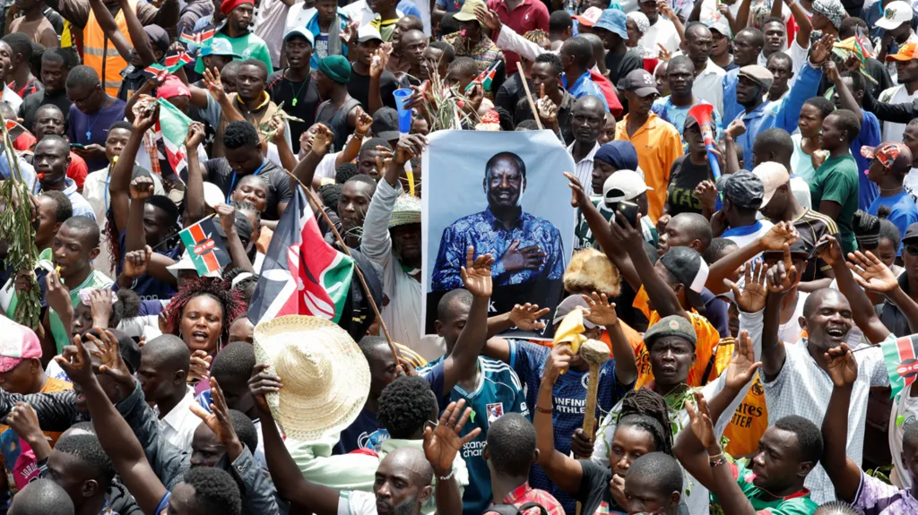 Huge crowds of people gathered at the Jomo Kenyatta Stadium to pay their respects to Odinga