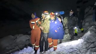 Hundreds evacuated from Everest after snowstorm
