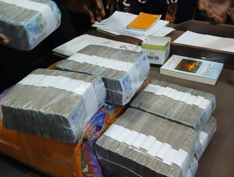Police return GH¢85,000 found on highway to owner