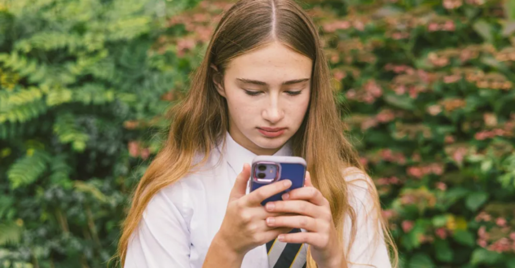 Social media bans and digital curfews to be trialled on UK teenagers